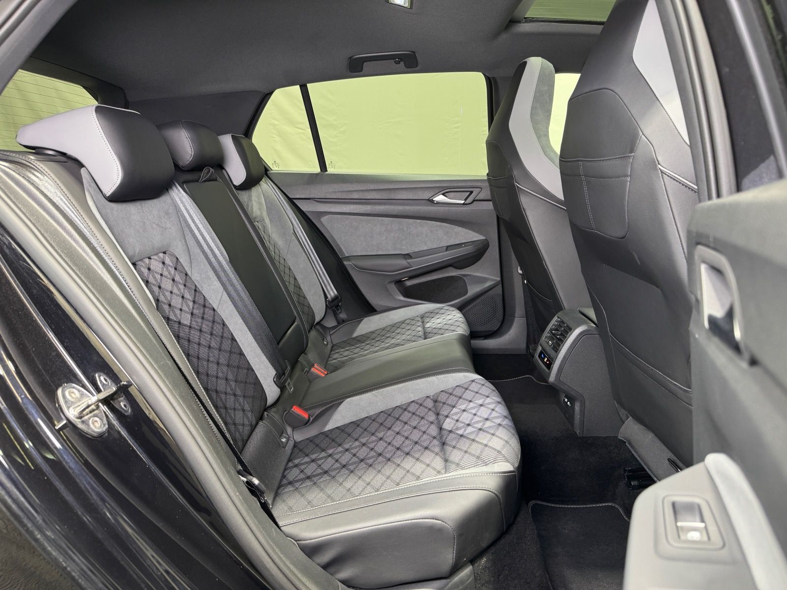 Volkswagen Golf R-Line 1.5 eTSI DSG - Samsaru's Car Outlet