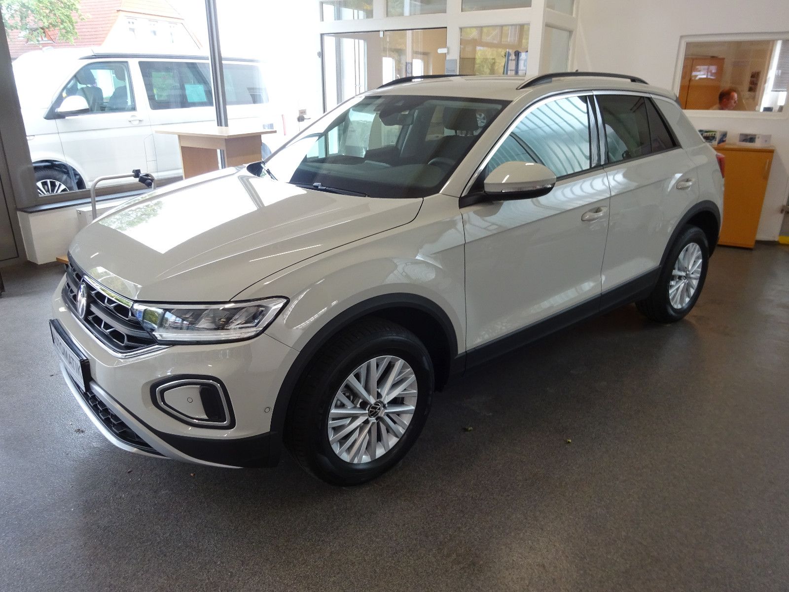 Volkswagen T-Roc 1.5 TSI DSG Life - Samsaru's Car Outlet