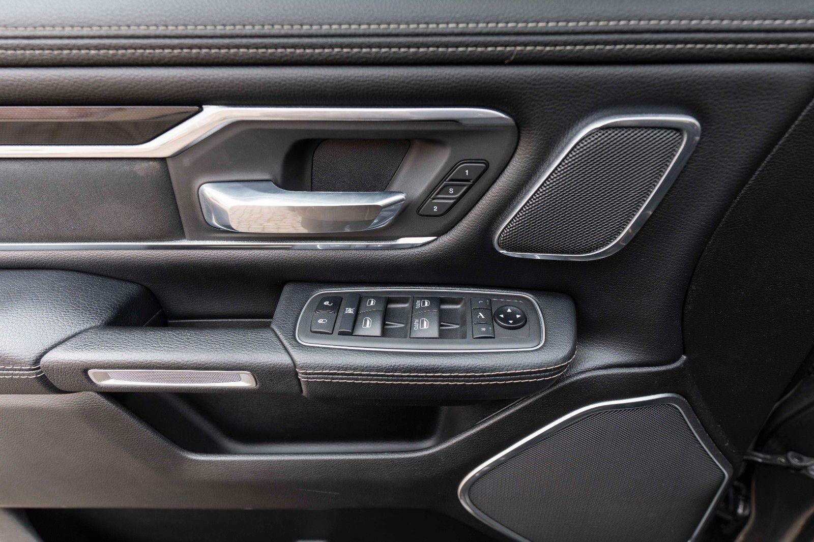 Dodge RAM 5,7L Laramie CC 4X4 360° LED CARPLAY LPG AHK