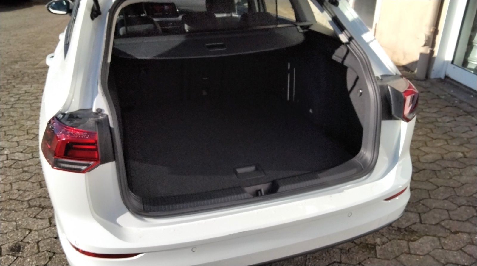 Volkswagen Golf VIII Variant 1.5 TSi - Samsaru's Car Outlet