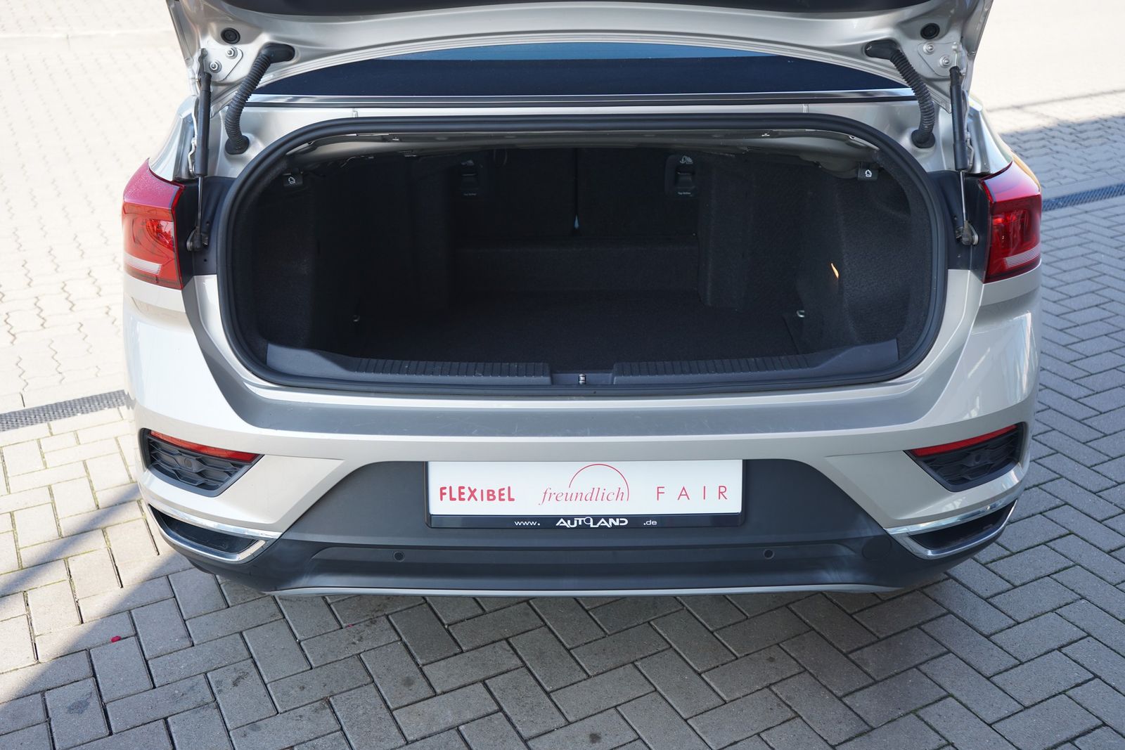 Volkswagen T-Roc 1.5 TSI Style - Samsaru's Car Outlet