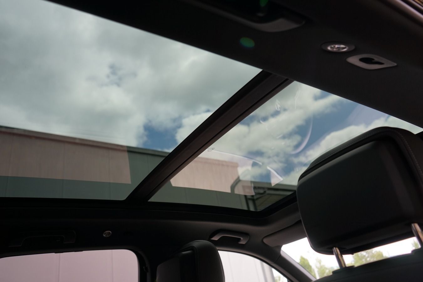 Volkswagen Touareg 4.0 V8 TDI R-Line - Samsaru's Car Outlet