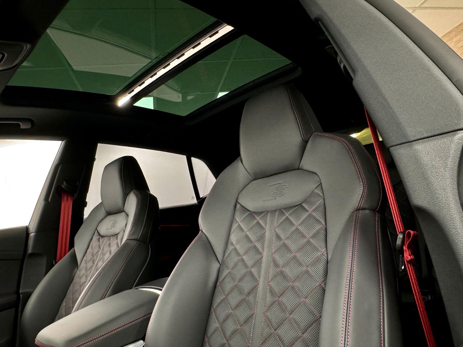 Audi Q8 50 TDi Q S-LINE Black - Samsaru's Car Outlet