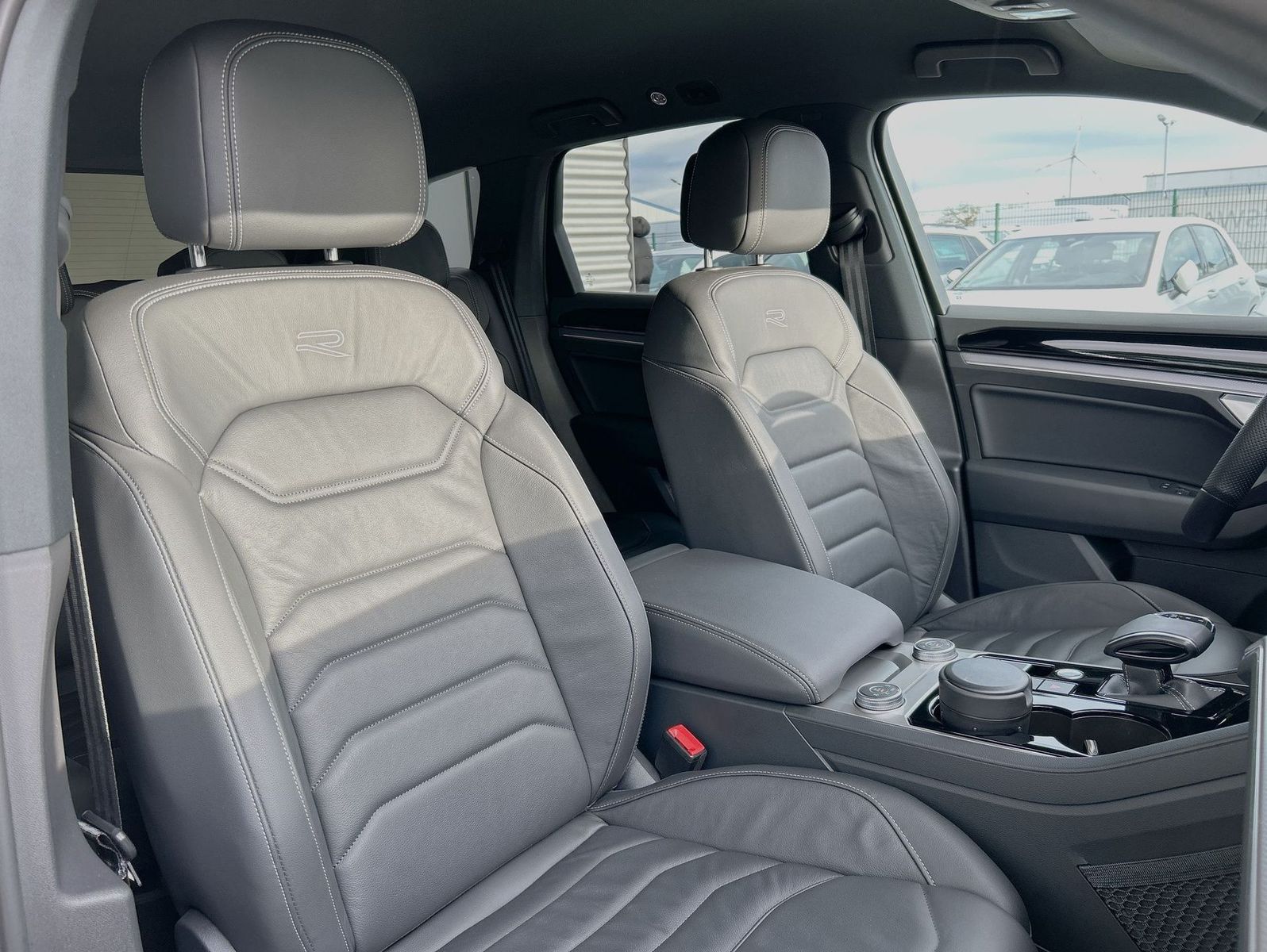 Volkswagen Touareg 3.0 TDI 4Motion R-Line - Samsaru's Car Outlet