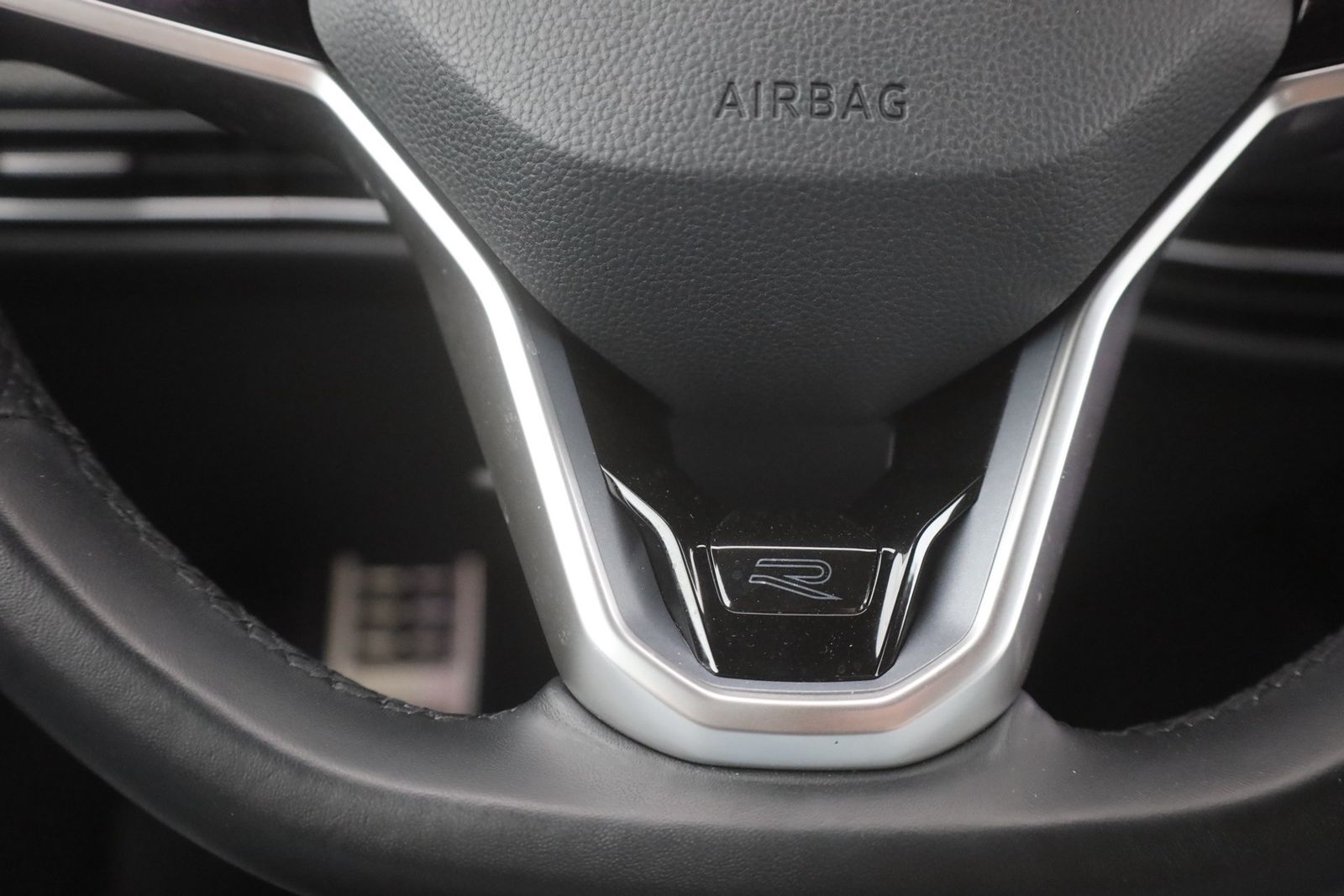 Volkswagen Golf VIII Variant 2.0 TSI DSG R-Line - Samsaru's Car Outlet