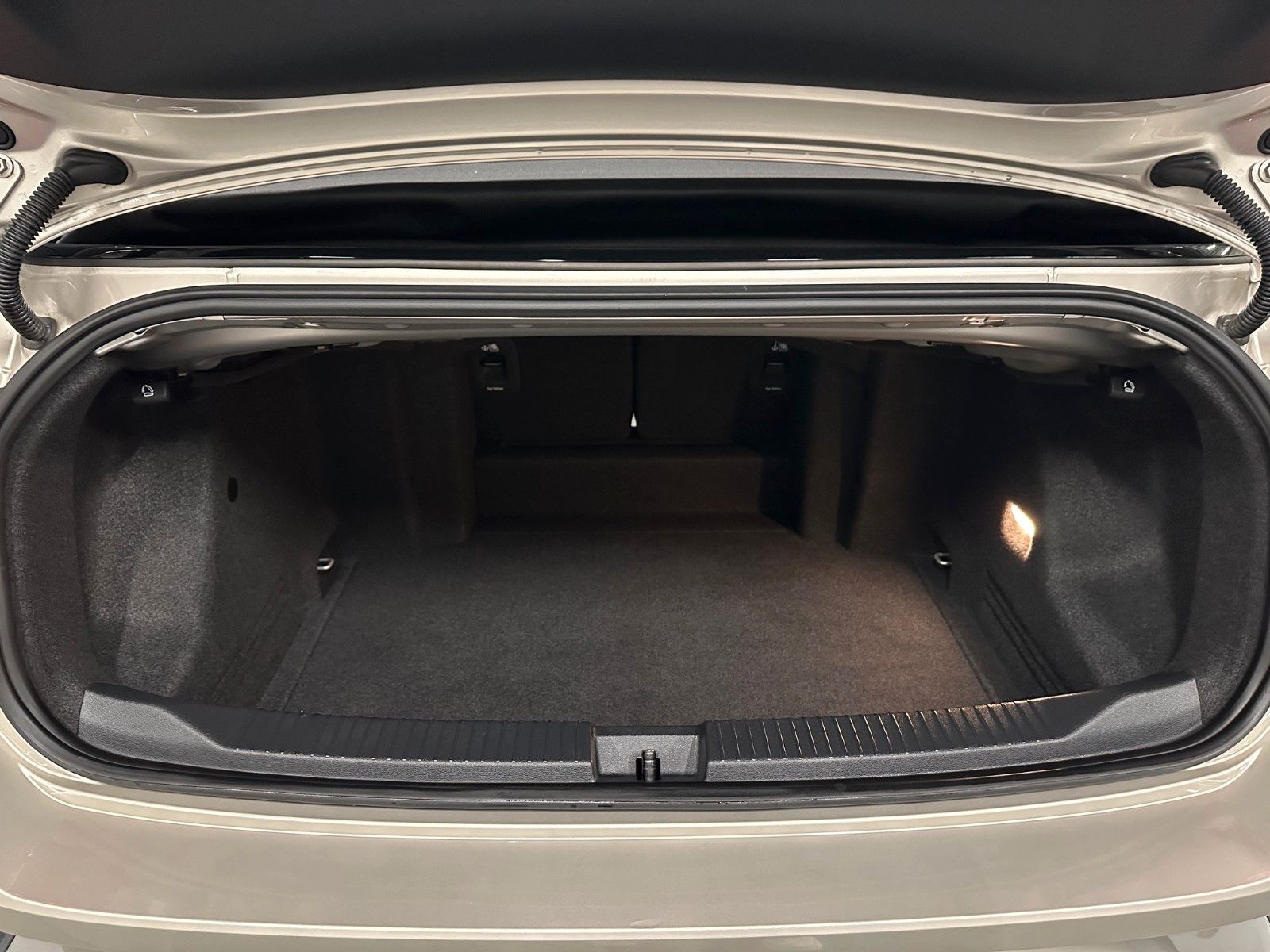 Volkswagen T-Roc R-Line Black - Samsaru's Car Outlet