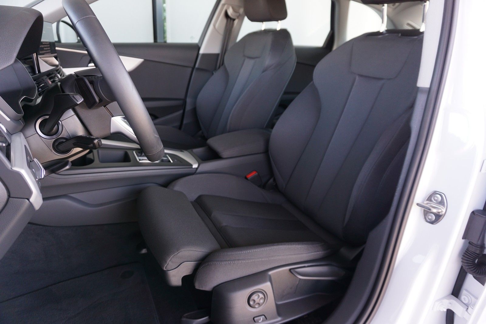 Audi A4 Avant 40 TFSI S tronic S line - Samsaru's Car Outlet