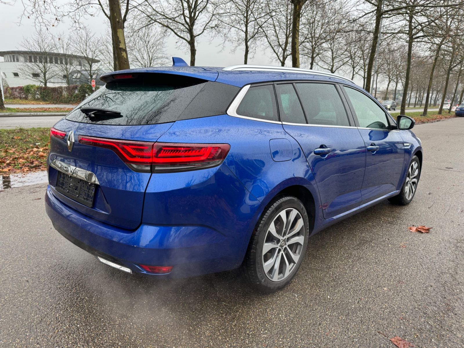 Renault Megane TCe 140 Intens Grandtour - Samsaru's Car Outlet