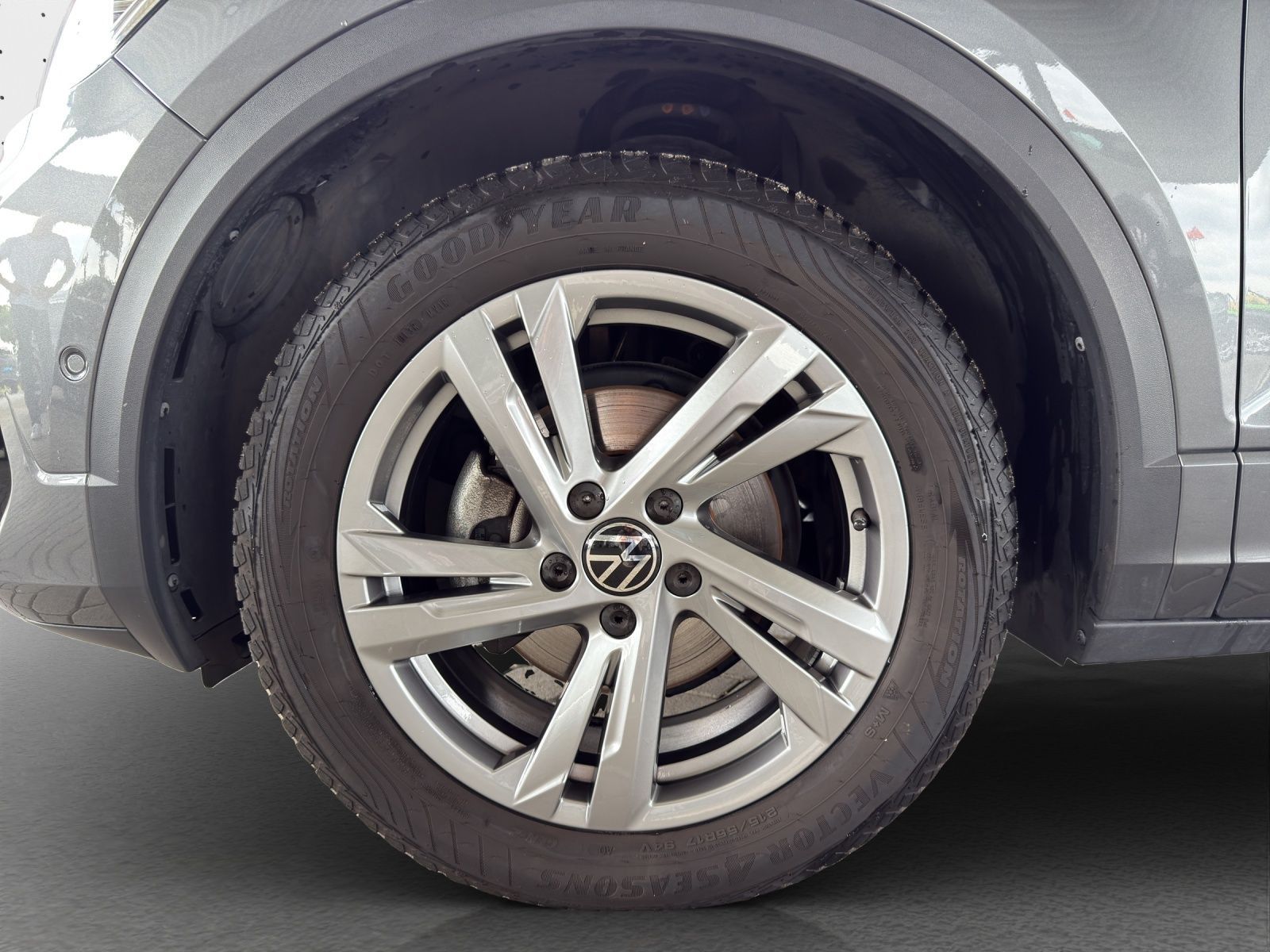 Volkswagen T-Roc R-Line 1.5 l TSI - Samsaru's Car Outlet
