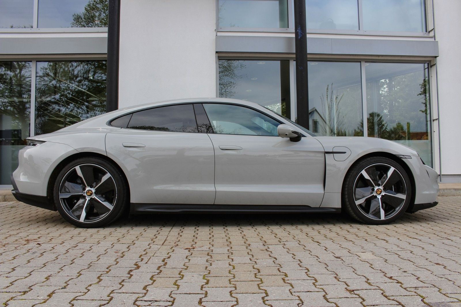 Porsche Taycan Turbo S / ENTERTAINMENT / BEIFAHRER DISP.