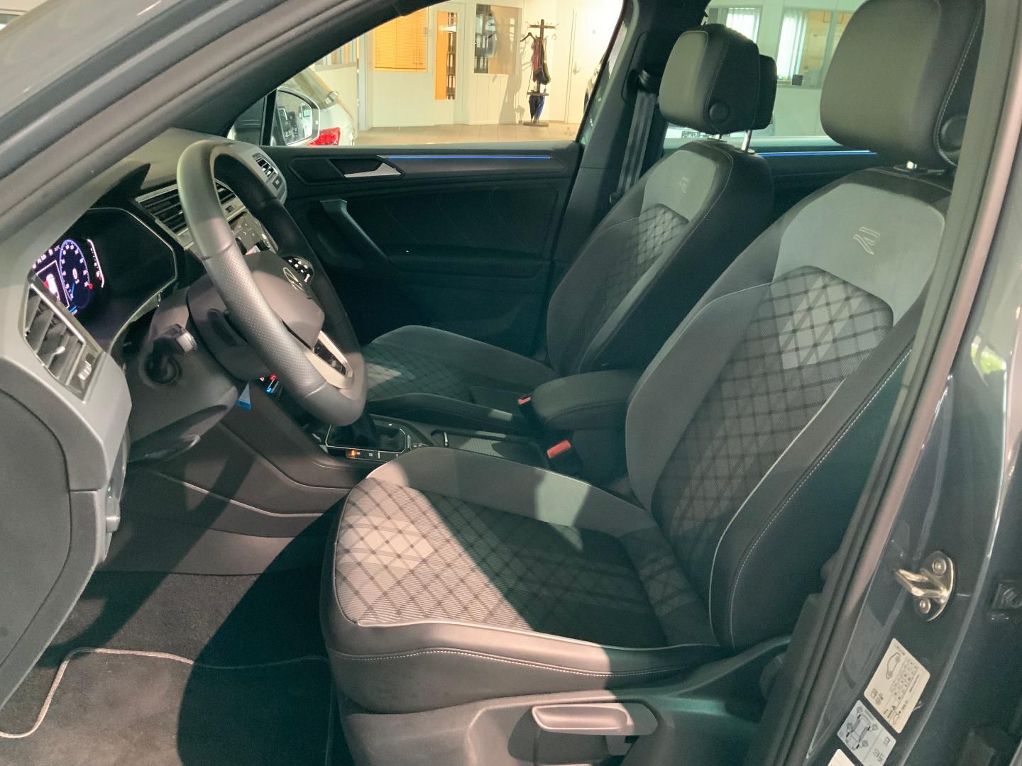 Volkswagen Tiguan R-Line 2.0 TSI DSG 4 Motion - Samsaru's Car Outlet