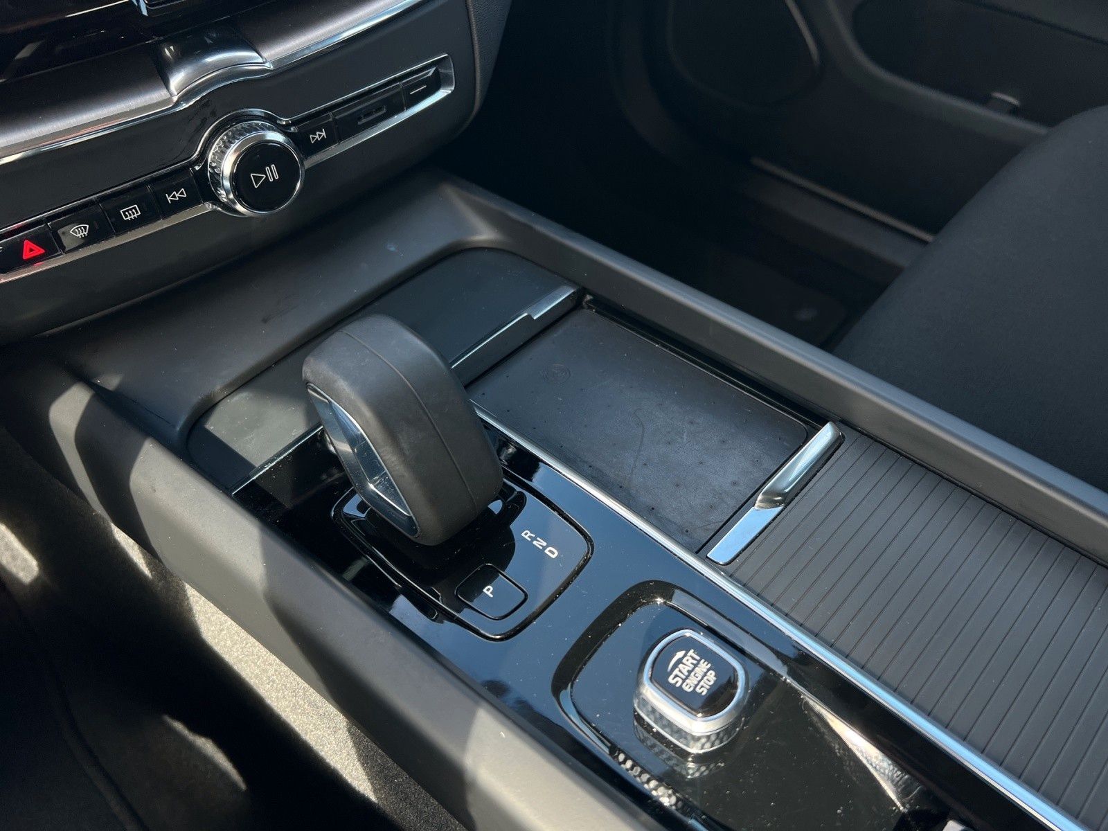 Volvo XC60 B4 Momentum Pro Geartronic AWD - Samsaru's Car Outlet