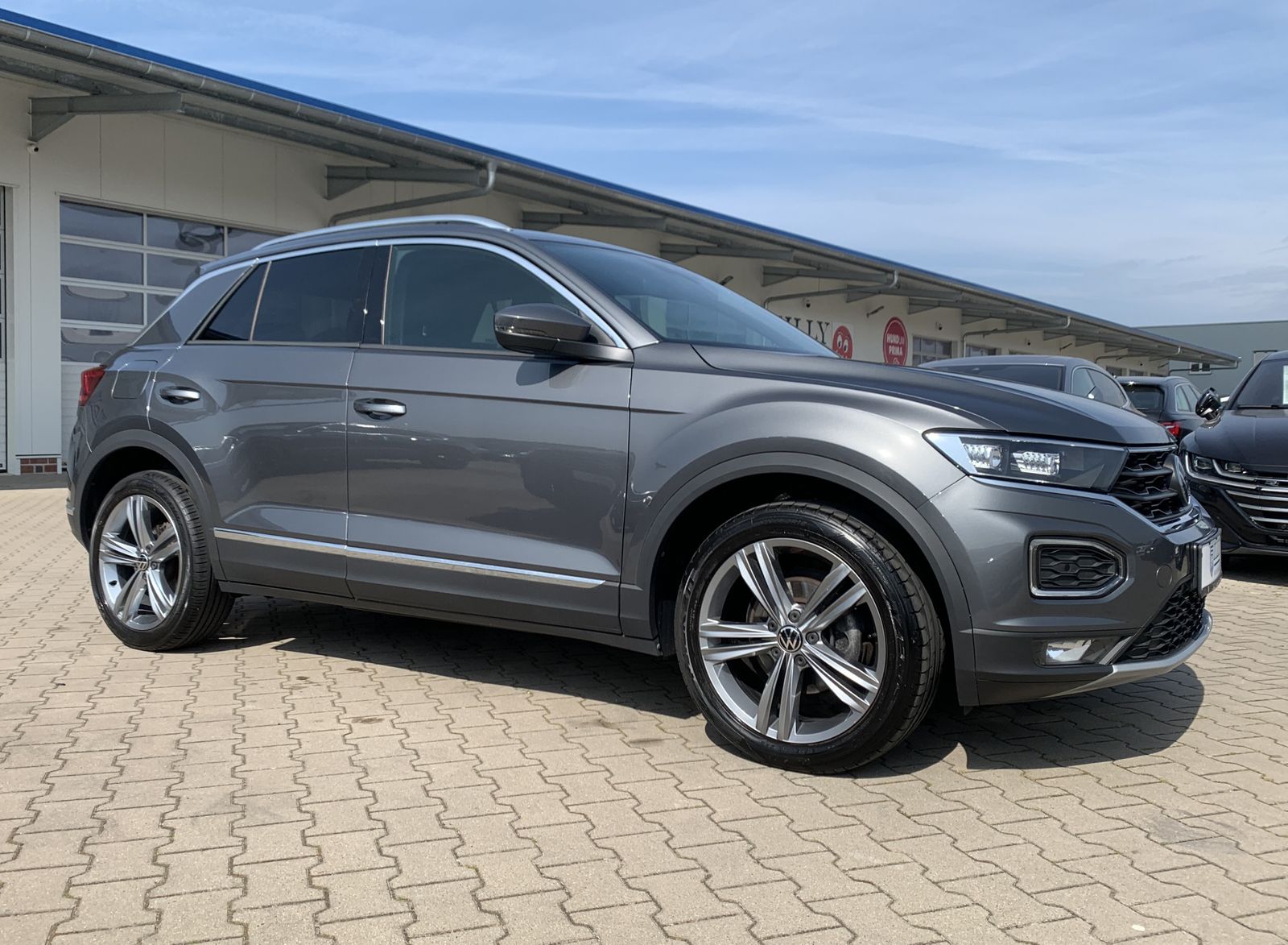 Volkswagen T-Roc 1.5 TSI Sport - Samsaru's Car Outlet