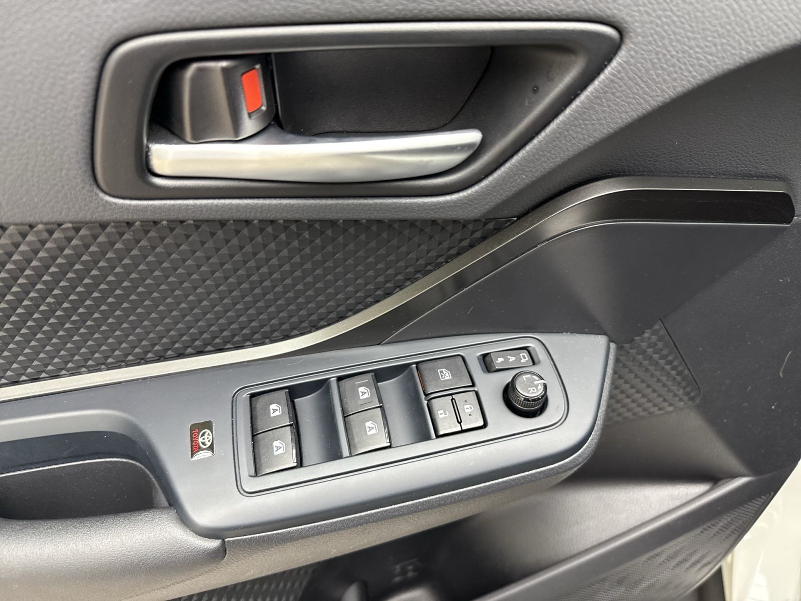 Toyota C-HR 1.8 Hybrid CVT FLOW - Samsaru's Car Outlet