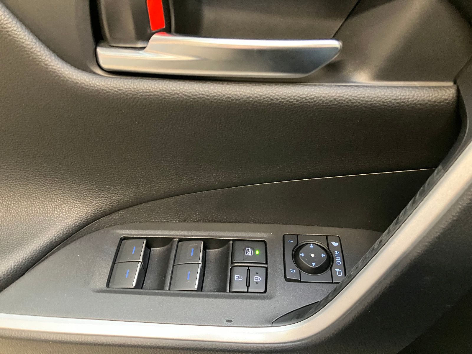 Toyota RAV 4 2.5 Hybrid Business Edition - Samsaru's Car Outlet