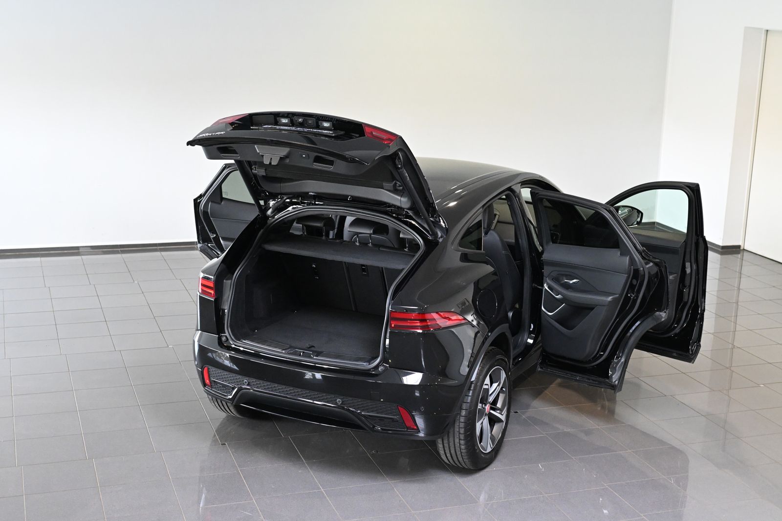 Jaguar E-PACE D163 R-Dynamic SE AWD Leder ACC 19"