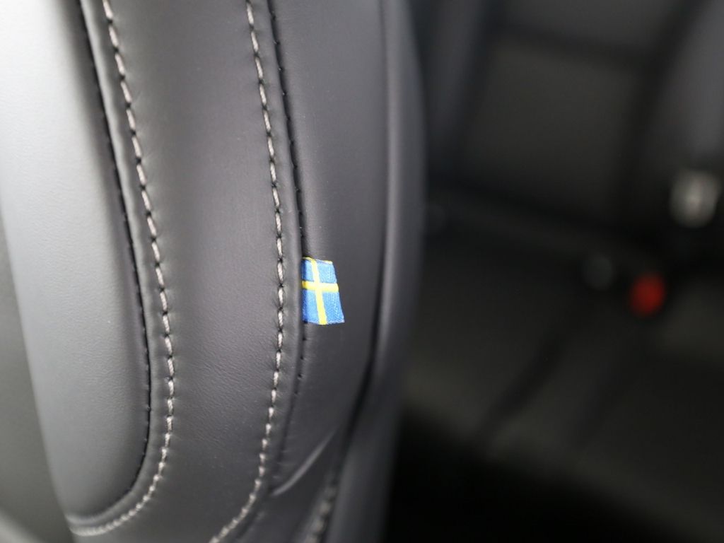 Volvo XC60 Ultra Dark AWD B5 Benzin EU6d HUD AD AHK Di