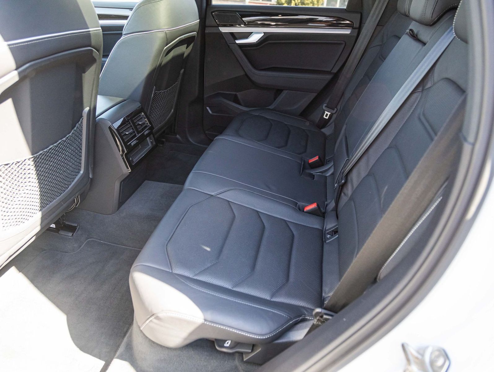 Volkswagen Touareg 3.0 TDI Elegance - Samsaru's Car Outlet