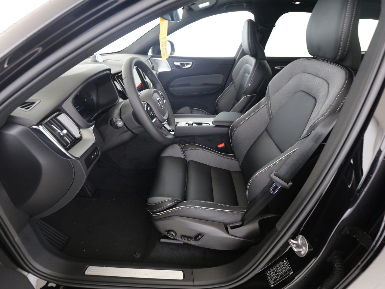 Volvo XC60 T6 Plus Black Edition LUFT|AHK|B&W|PANO|LED