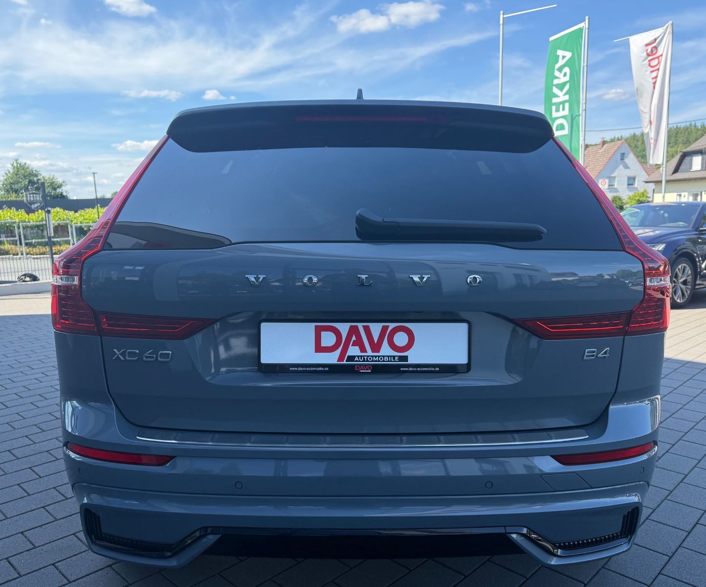 Volvo XC60 R-Design - Samsaru's Car Outlet