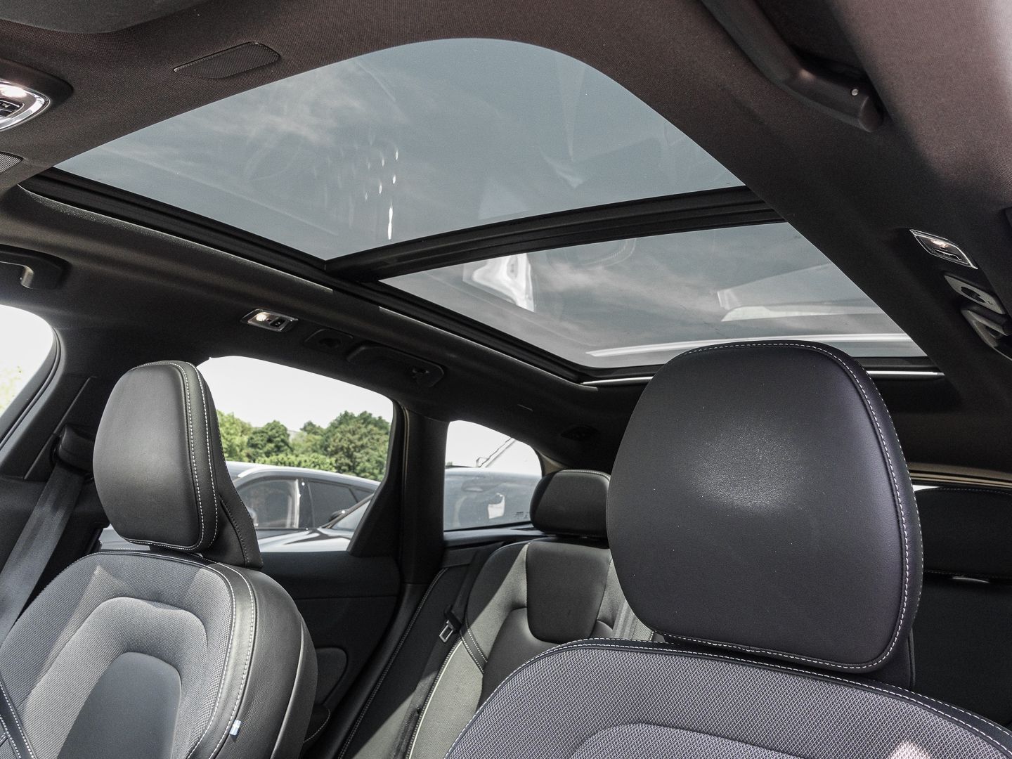 Volvo XC60 R Design Recharge Plug-In Hybrid AWD T8 Twi