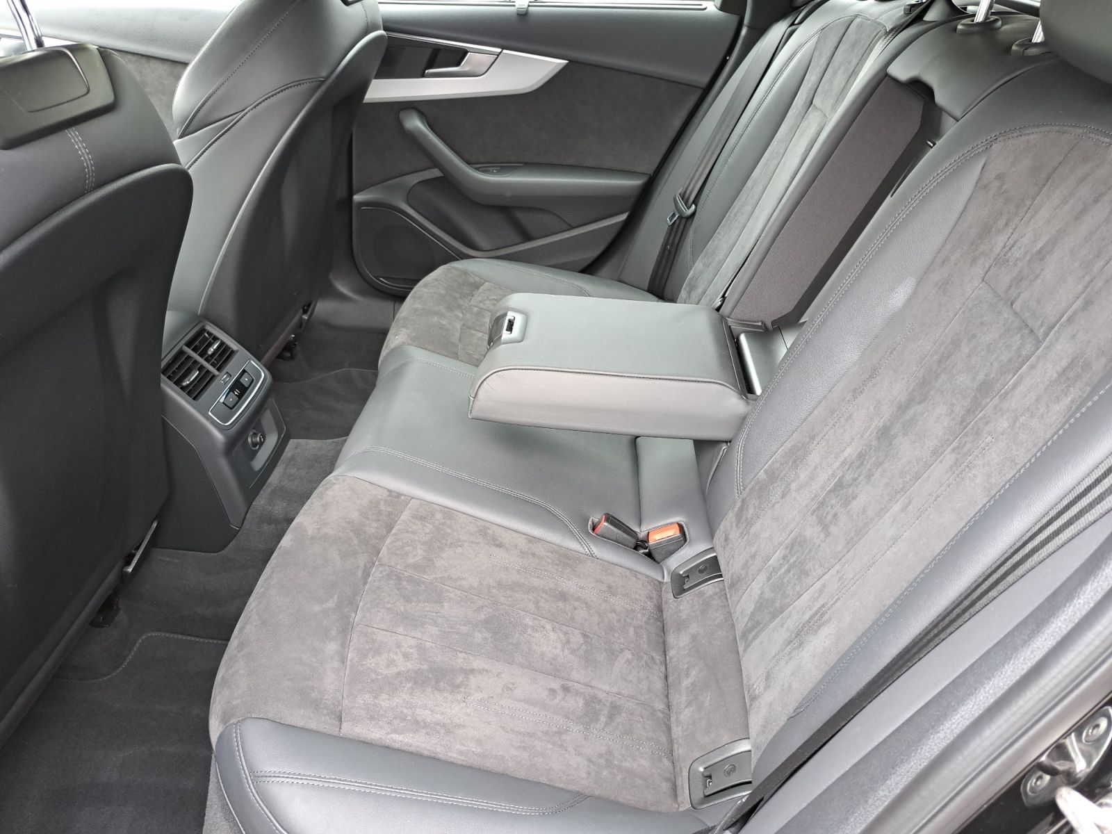 Audi A4 Avant advanced 40 TFSI S tronic - Samsaru's Car Outlet
