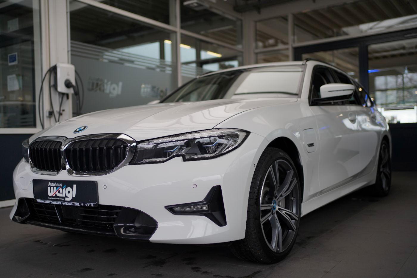 BMW 330e xDri Sport Line +HeadUp+Laserlicht+Komfortz