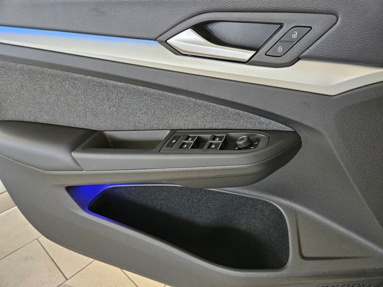 Volkswagen Golf 1.5 eTSI Move - Samsaru's Car Outlet