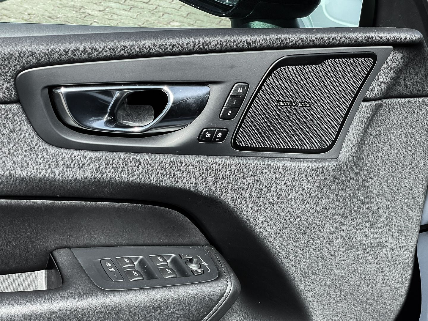 Volvo XC60 Plus Dark Recharge Plug-In Hybrid AWD T8 Tw