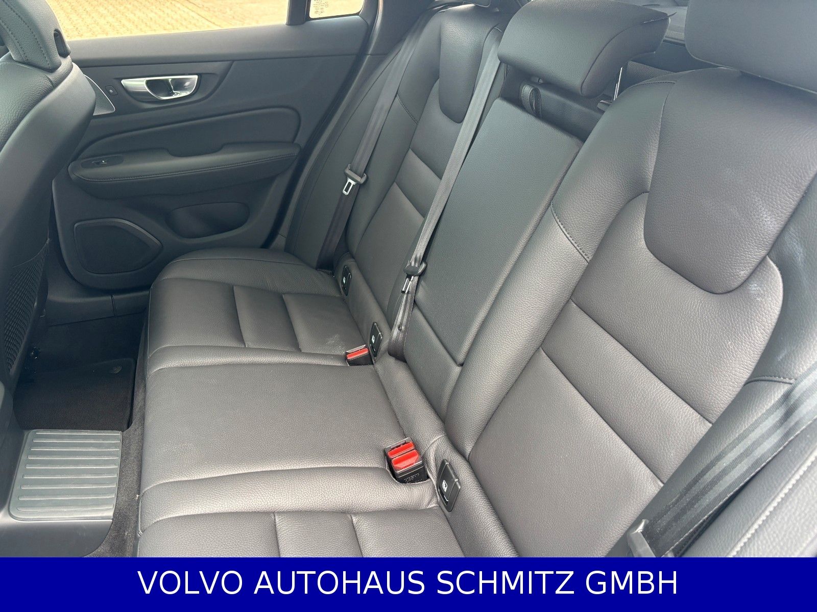 Volvo V60 T6 Ultra Dark Plug-In AWD Bowers AHK