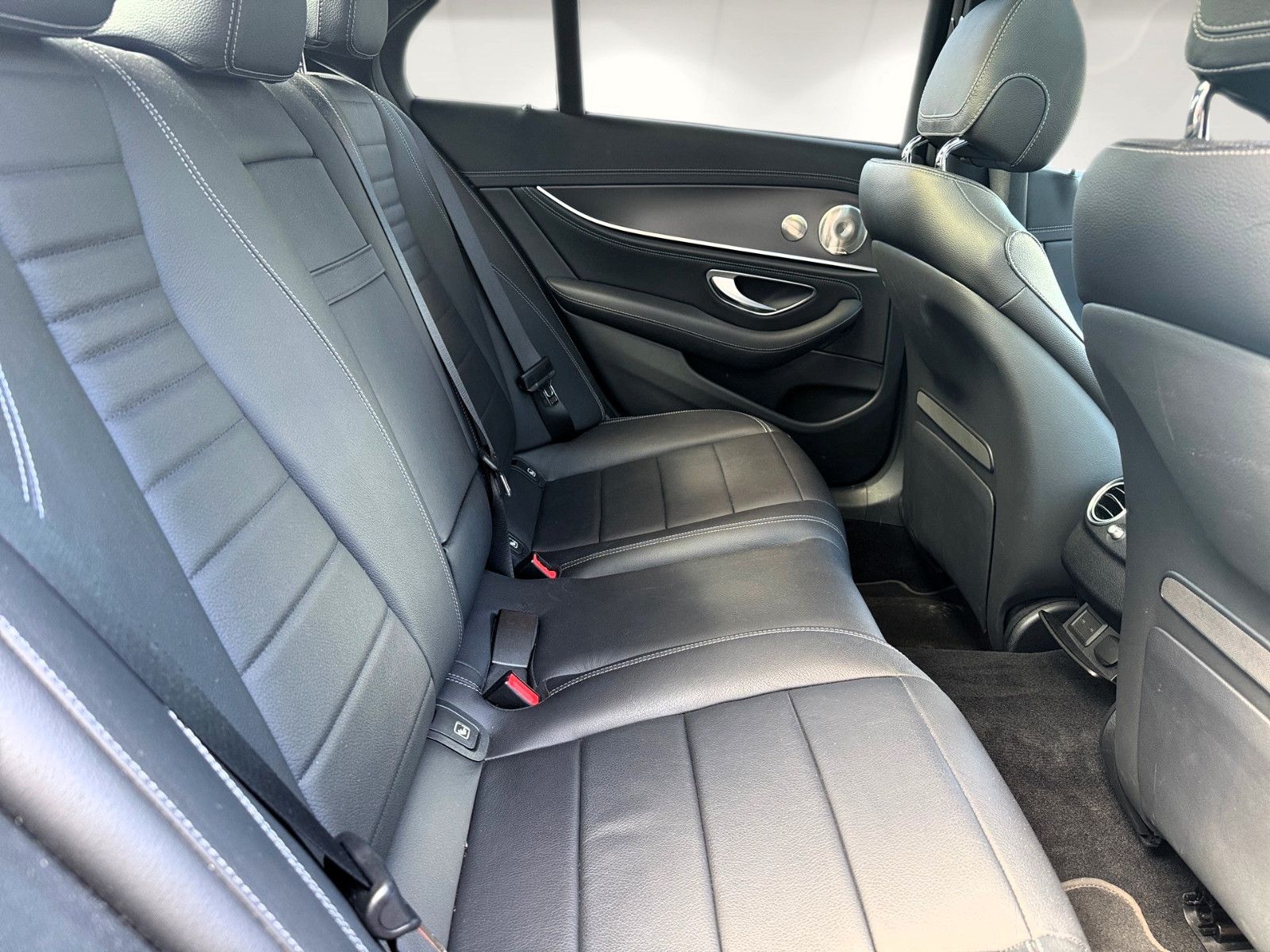 Mercedes-Benz E 220d 4MATIC AMG Line - Samsaru's Car Outlet