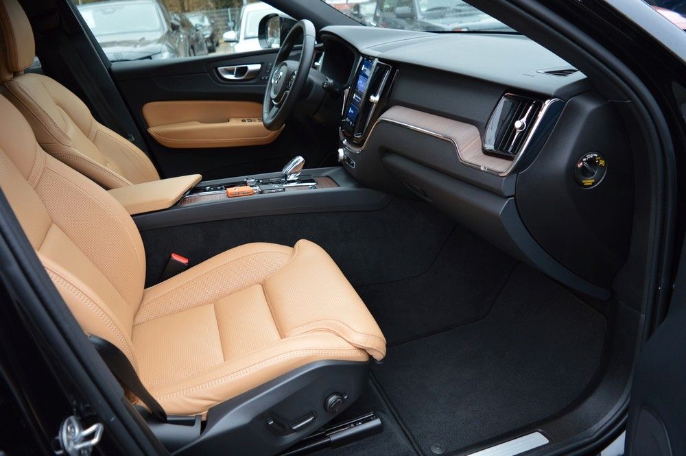 Volvo XC60 B4 D AWD Plus Dark Auto *Nappa Amber+AHK+WR