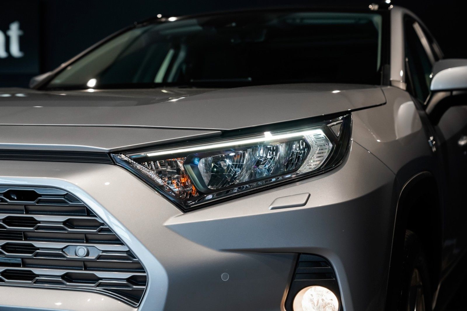 Toyota RAV4 Hybrid 4x4 - Samsaru's Car Outlet