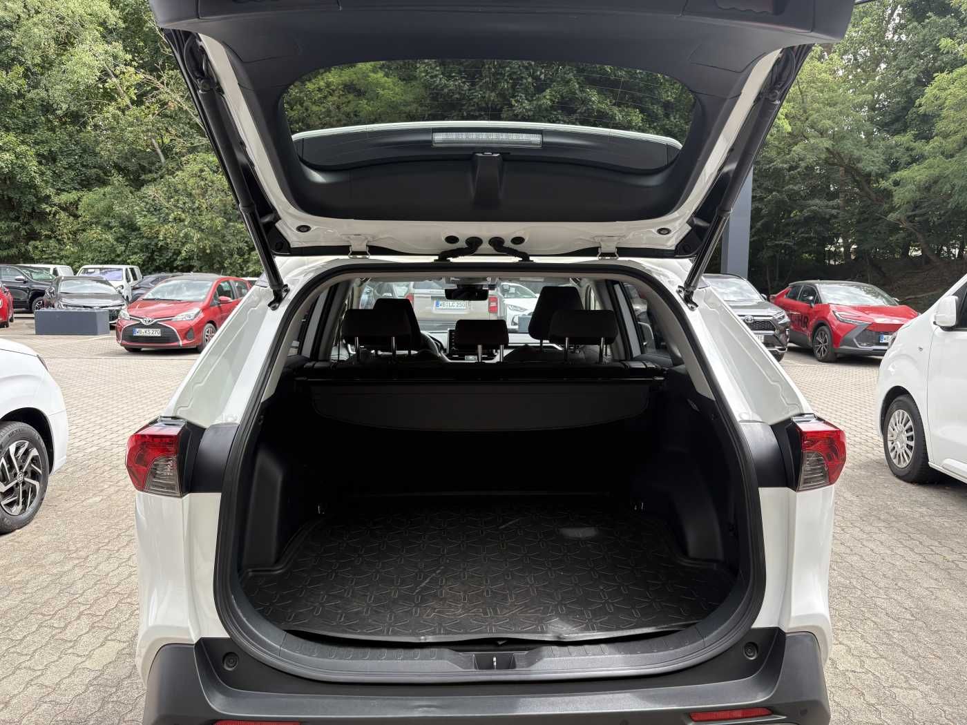 Toyota RAV4 Hybrid - Samsaru's Car Outlet
