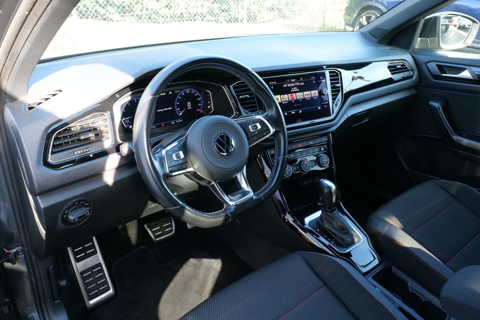 Volkswagen T-ROC Sport 1.5 TSI - Samsaru's Car Outlet