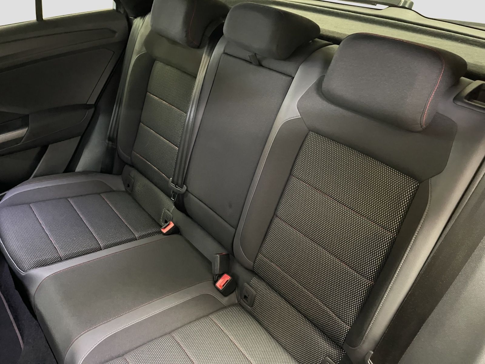 Volkswagen T-Roc 2.0 TDI R-line - Samsaru's Car Outlet