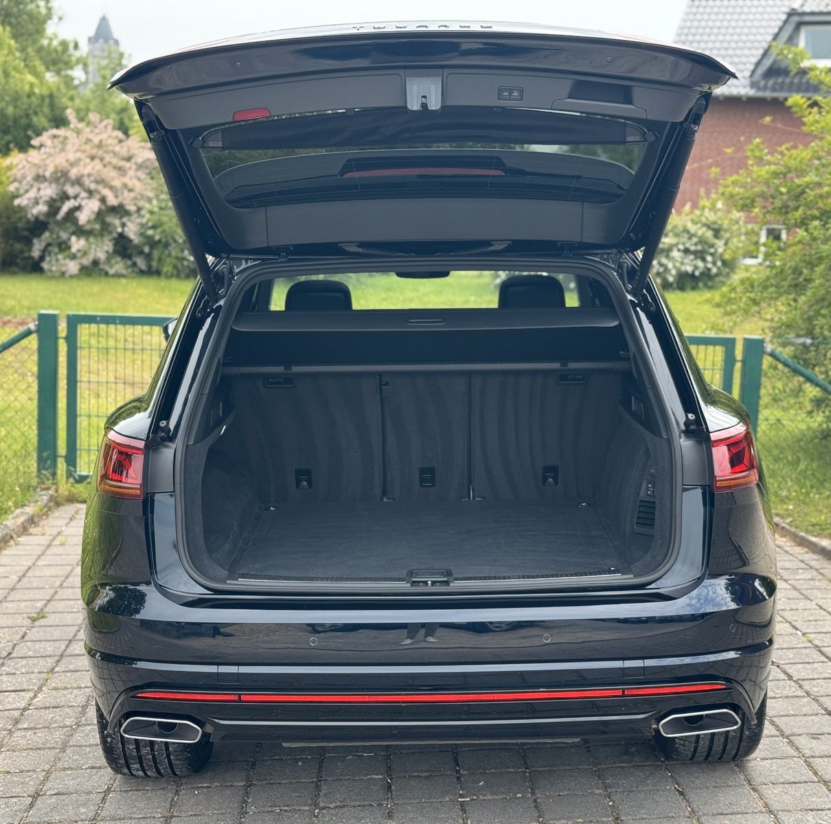 Volkswagen Touareg R-Line 4Motion - Samsaru's Car Outlet