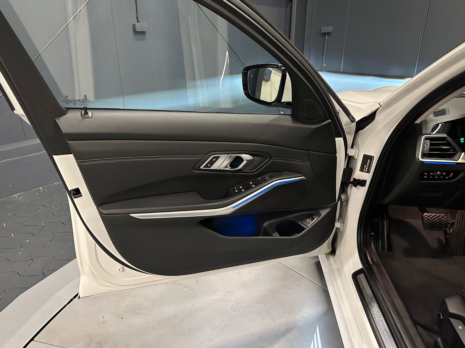 BMW 320d xDrive Sport Line - Samsaru's Car Outlet