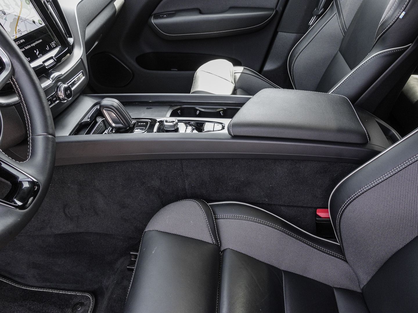 Volvo XC60 R Design Recharge Plug-In Hybrid AWD T8 Twi