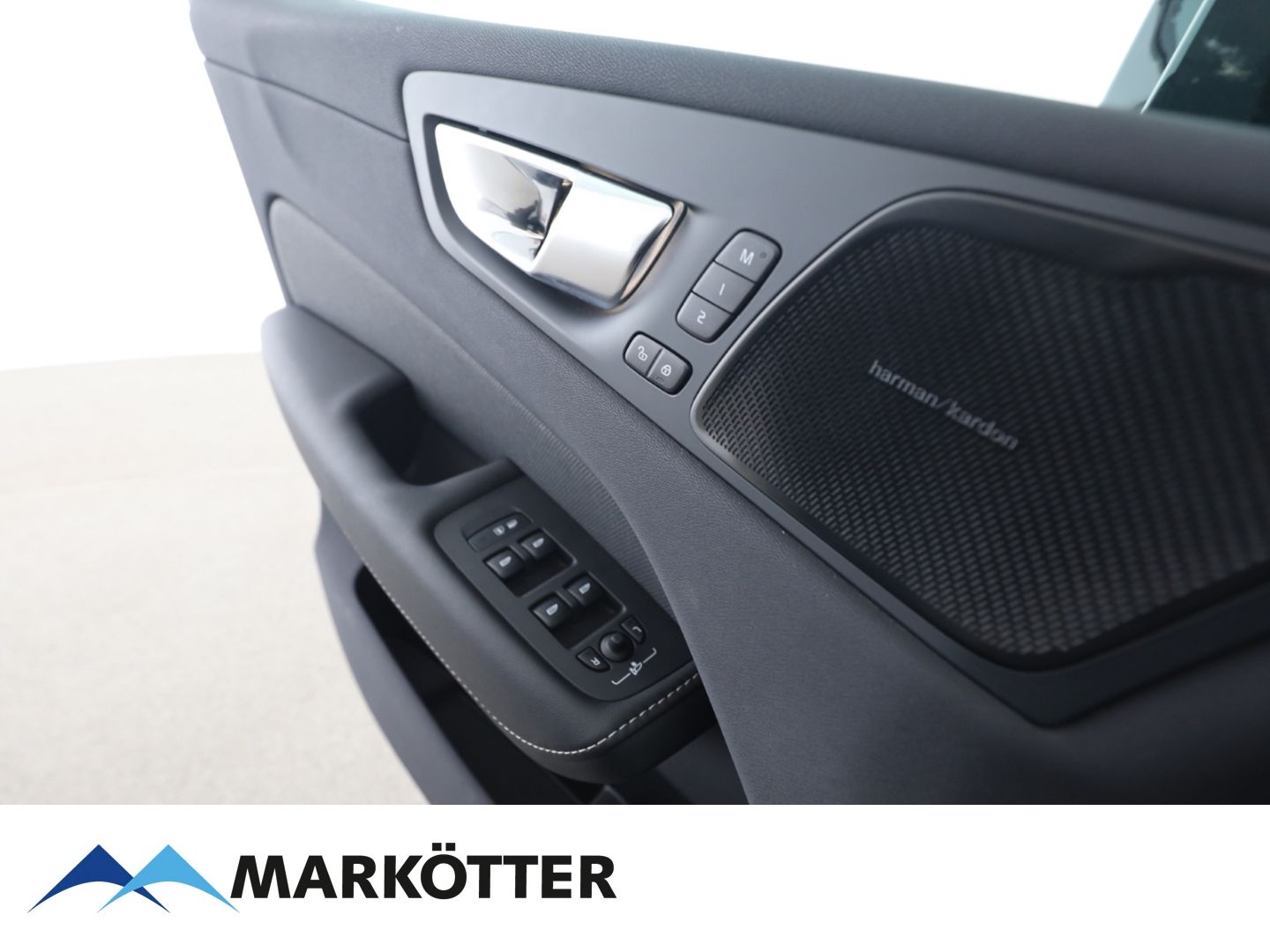 Volvo XC60 T6 Recharge Plug-In Hybrid AWD Plus Dark - Samsaru's Car Outlet