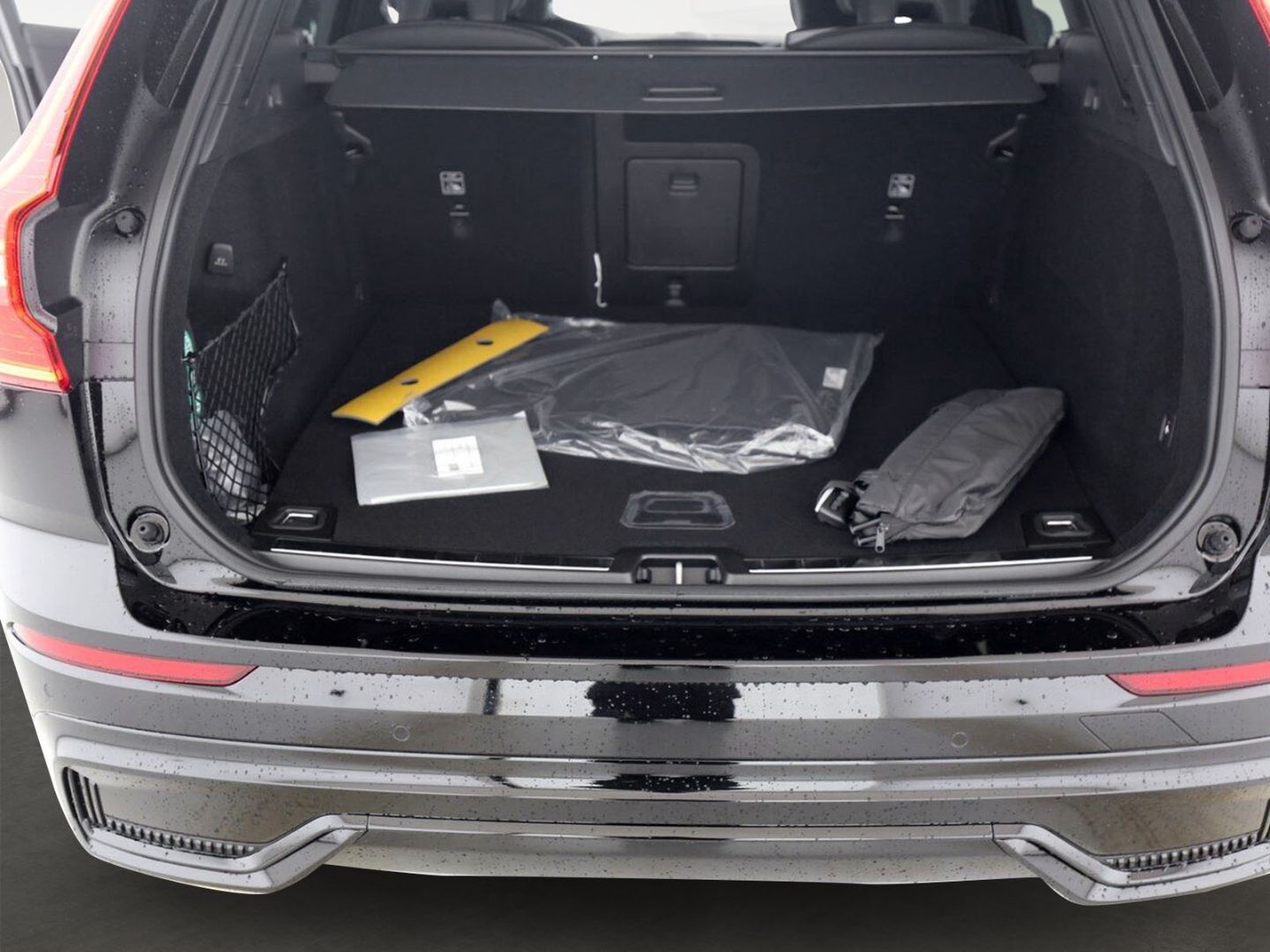 Volvo XC60 T6 Plus Black Edition Plug-In Hybrid AWD - Samsaru's Car Outlet