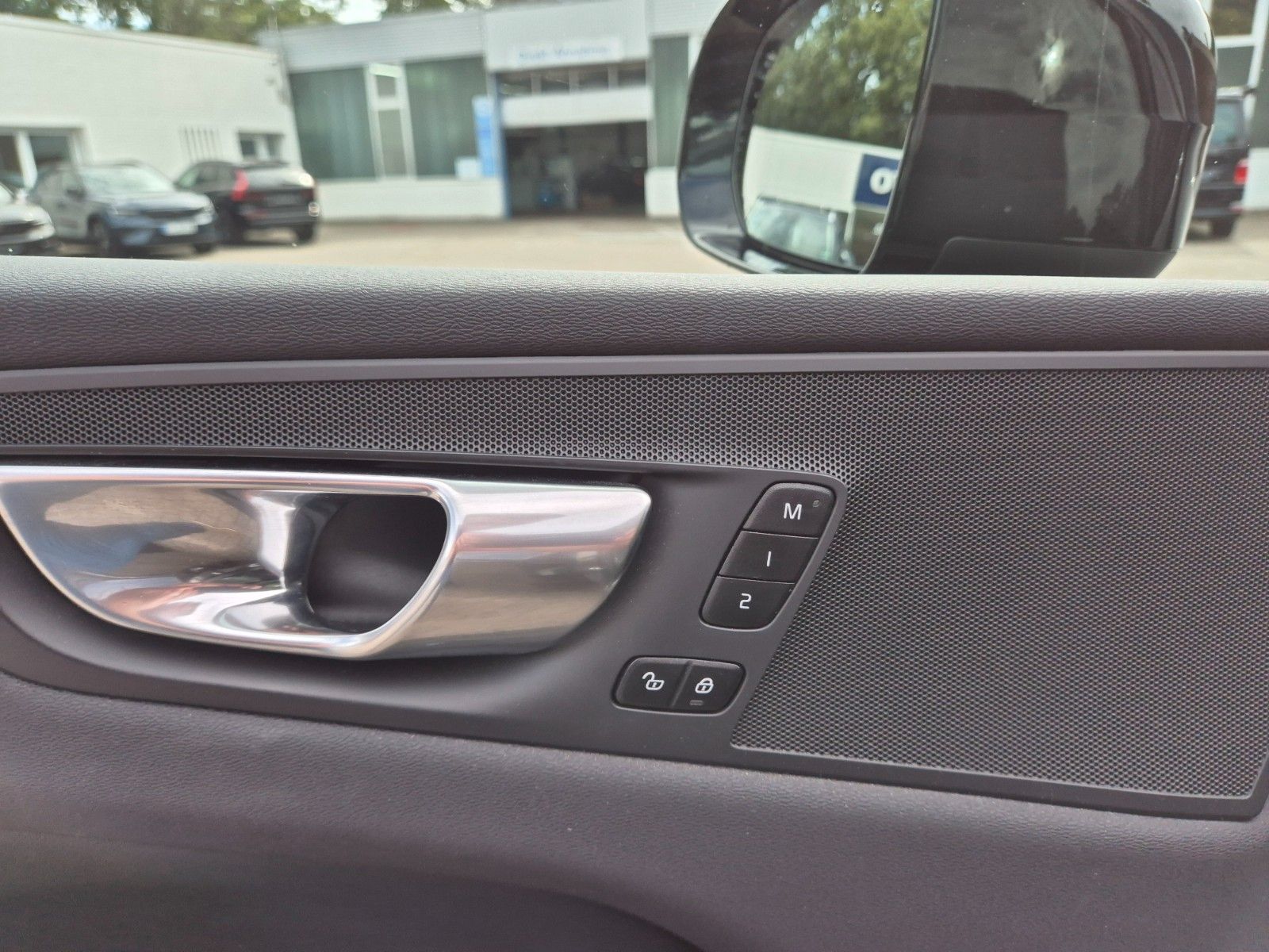 Volvo XC60 Plus Dark Recharge Plug-In Hybrid AWD