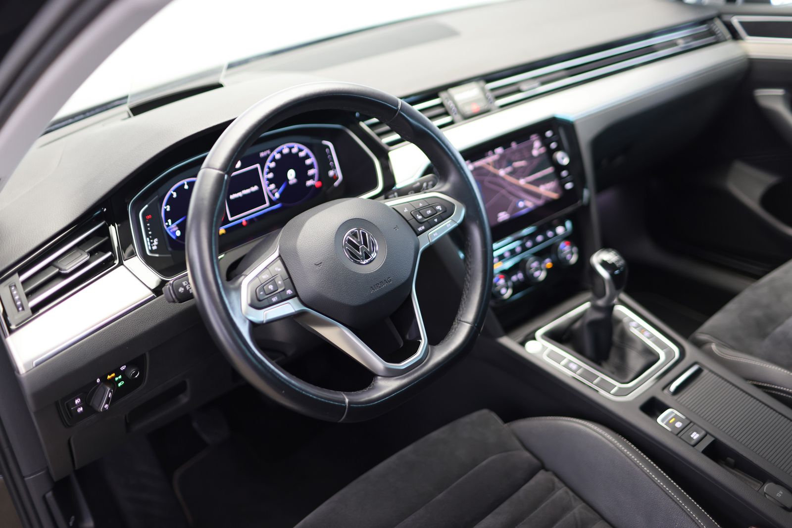 Volkswagen Passat LIMOUSINE 1.5 TSI ELEGANCE - Samsaru's Car Outlet