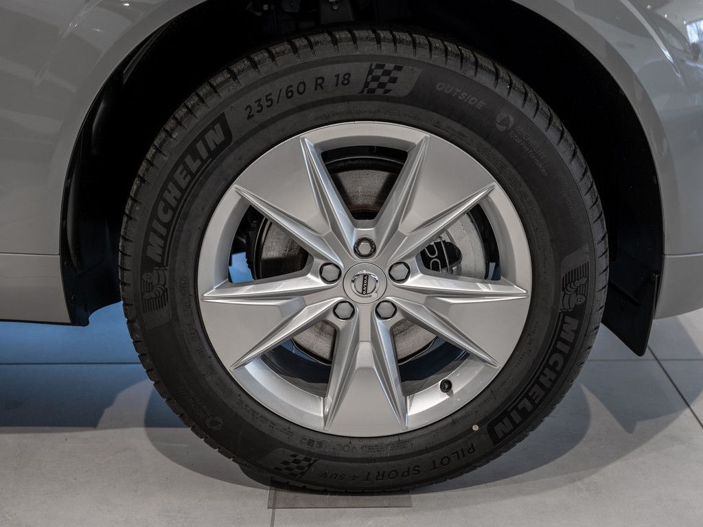 Volvo XC60 B5 AWD Essential NAVI W-LAN AHK LED FACEL.