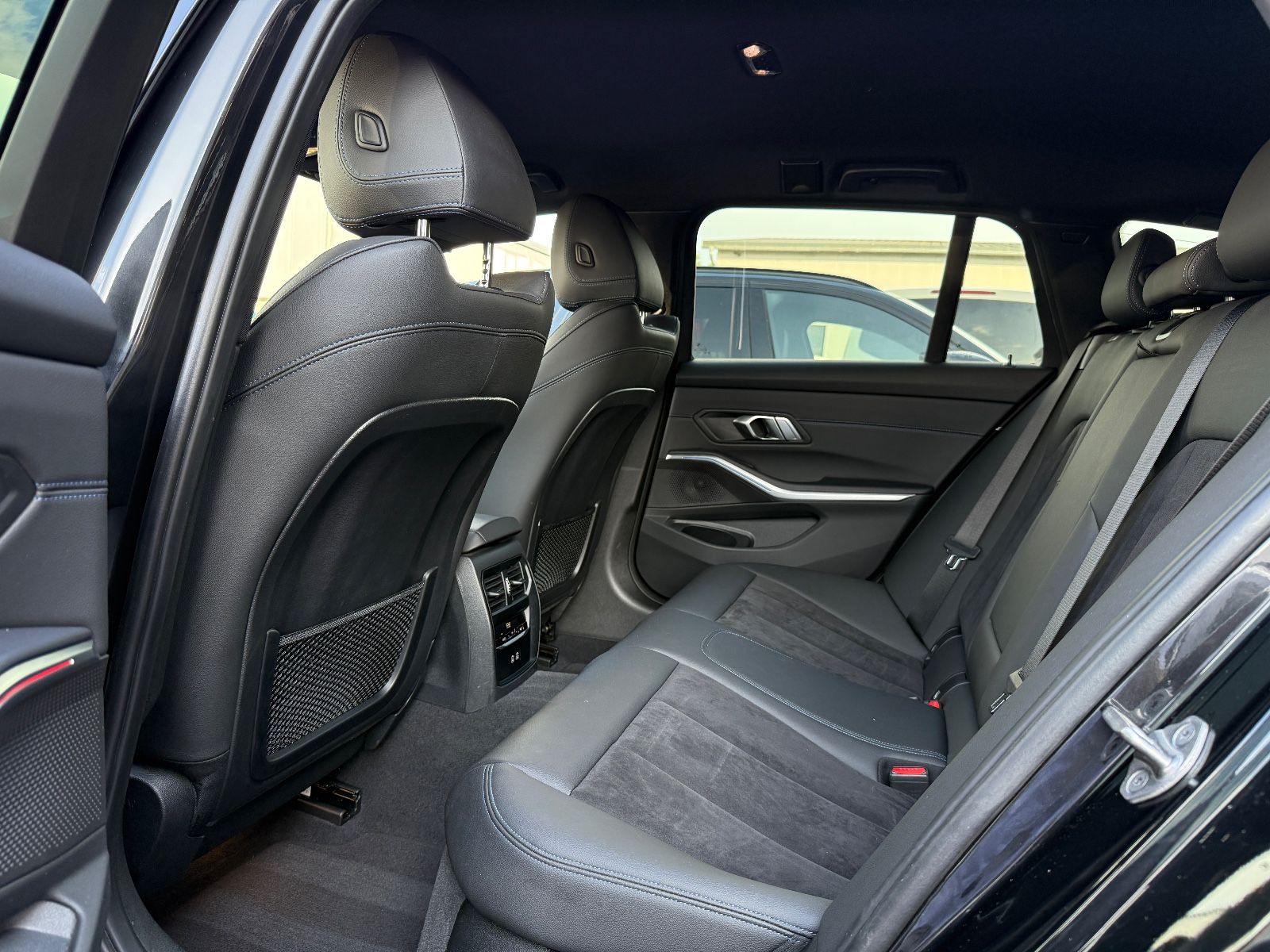 BMW 320 d xDrive M-SPORT - Samsaru's Car Outlet