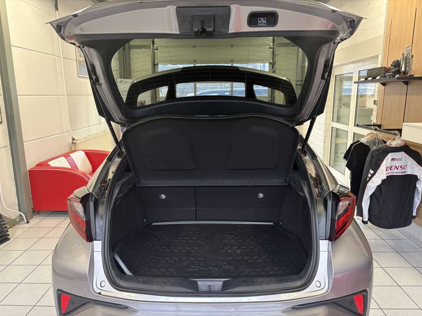 Toyota C-HR Hybrid - Samsaru's Car Outlet