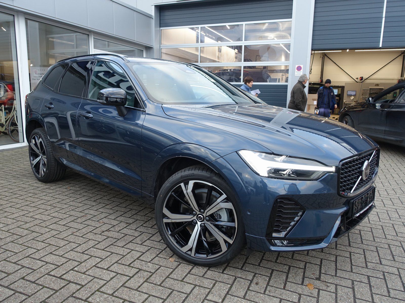 Volvo XC60 Plus B5 AWD Mild-Hybrid/Dark/FourC/AHK/H&K