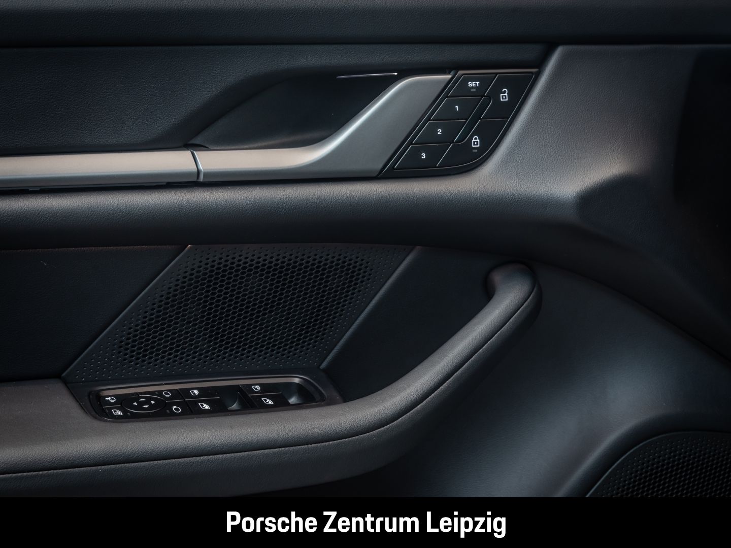 Porsche Taycan 4 Massage Sitzlüftung Bose ACC SportChron