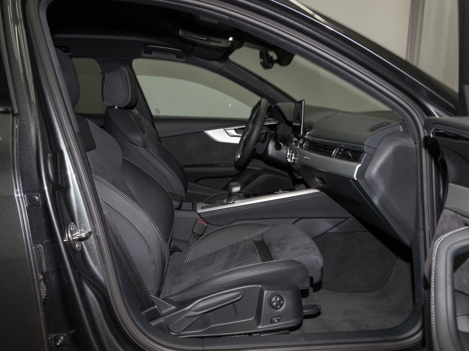 Audi A4 Avant 40 TFSI Q 2x S LINE MATRIX AHK LM19 KAM