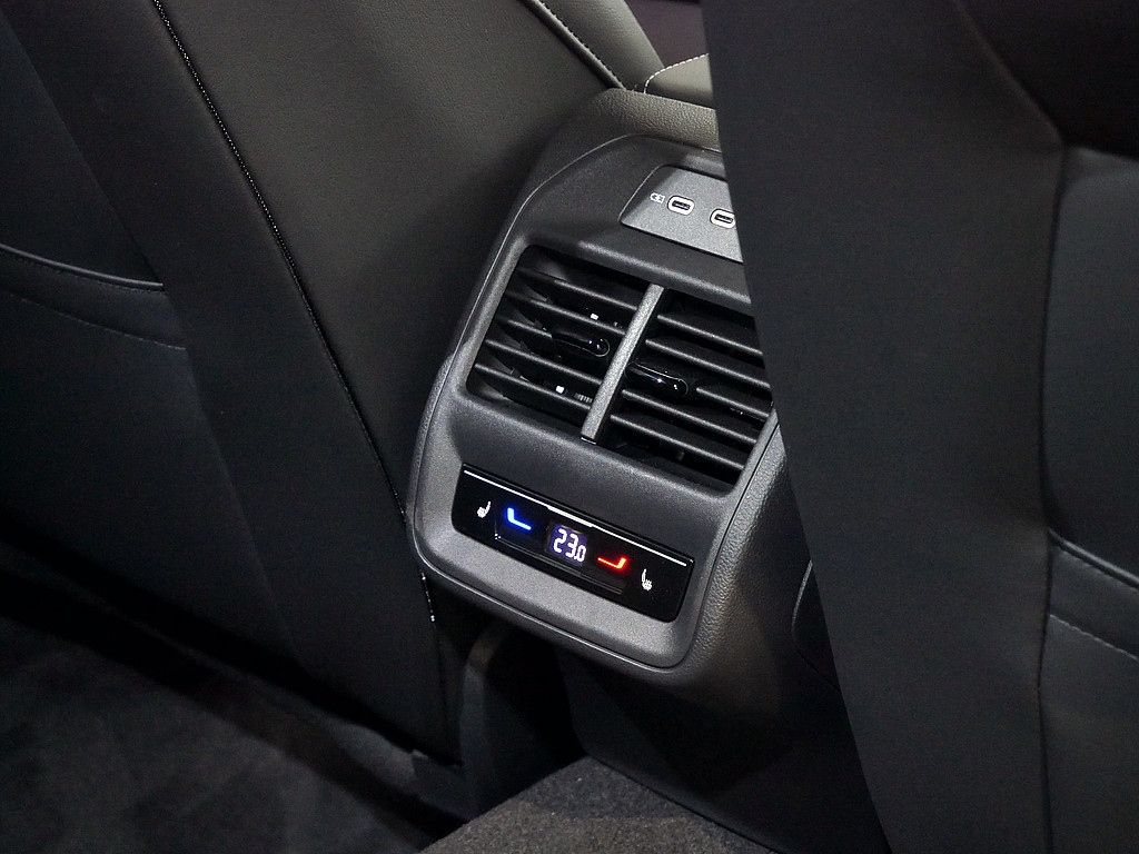 Volkswagen Passat R-Line 2.0 TDI DSG R-Line PANO AHK MATRIX